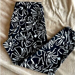 Athleta cropped leggings black and white flowers print. Size Large